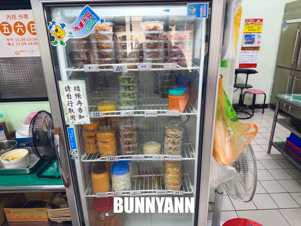 這家巷口水餃店當地人才知道，一顆七元皮薄肉多，丸子湯也是主打