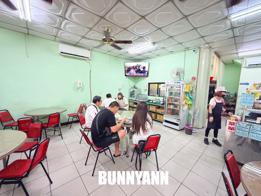 這家巷口水餃店當地人才知道，一顆七元皮薄肉多，丸子湯也是主打