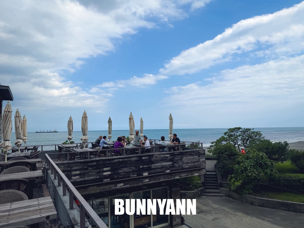 美到讓人誤以為出國！宜蘭這間海景咖啡第一排視野太狂，窯烤披薩也超強