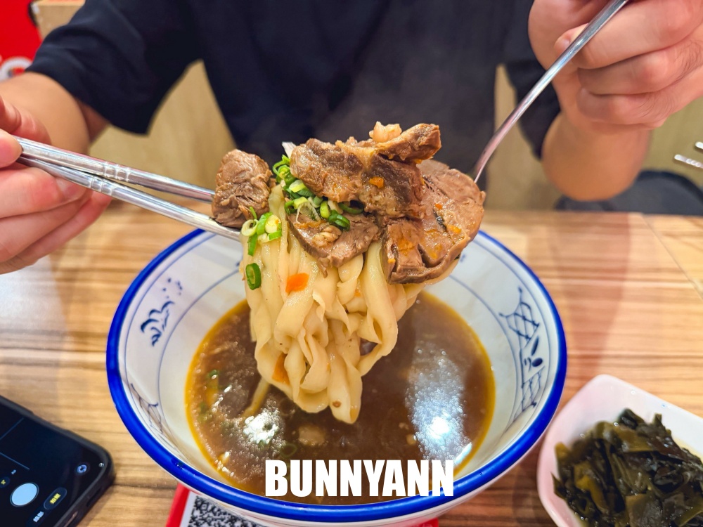 在地人私房的牛肉麵店，點個一碗就很撐，免費喝珍珠奶茶更是賣點