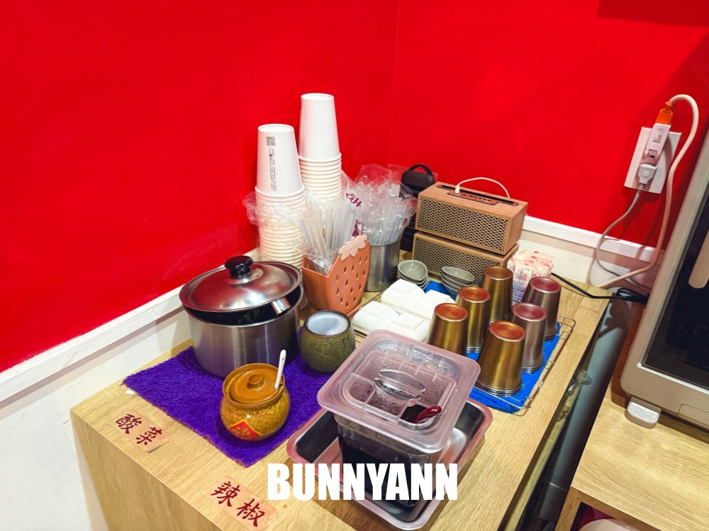 在地人私房的牛肉麵店，點個一碗就很撐，免費喝珍珠奶茶更是賣點