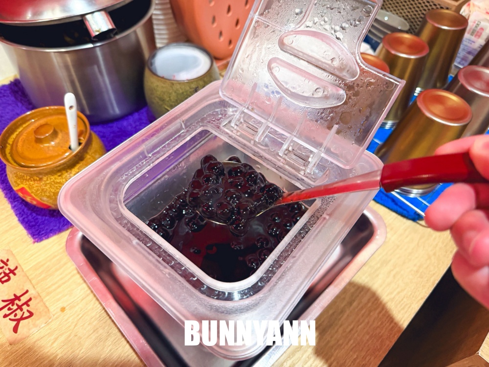 在地人私房的牛肉麵店，點個一碗就很撐，免費喝珍珠奶茶更是賣點
