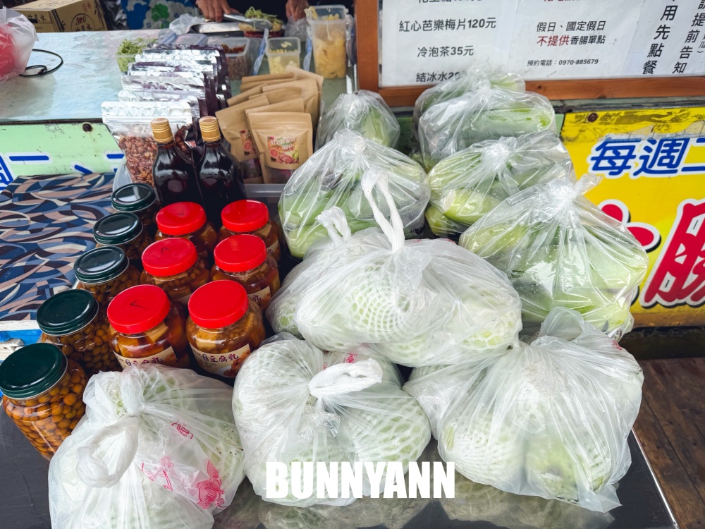 地點在交流道口，就是私房大腸包小腸店家，一組七十元四種料超彭湃