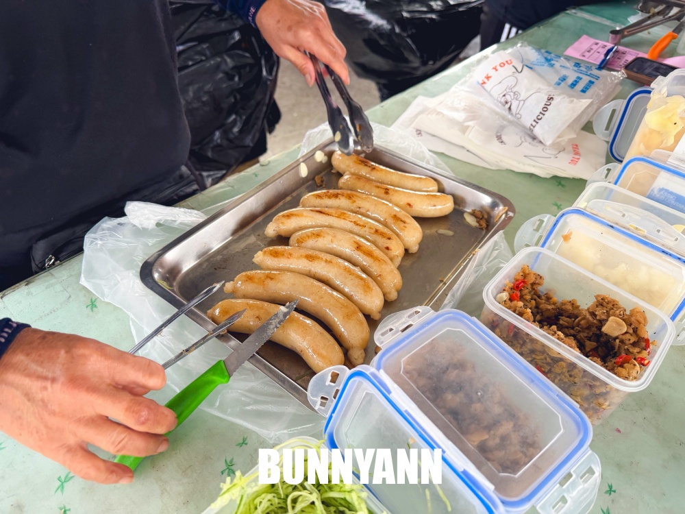 地點在交流道口，就是私房大腸包小腸店家，一組七十元四種料超彭湃