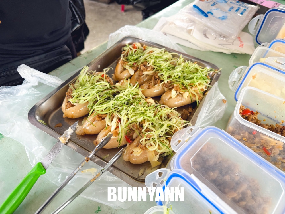 地點在交流道口，就是私房大腸包小腸店家，一組七十元四種料超彭湃