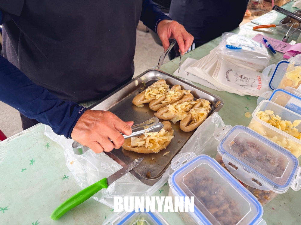 地點在交流道口，就是私房大腸包小腸店家，一組七十元四種料超彭湃
