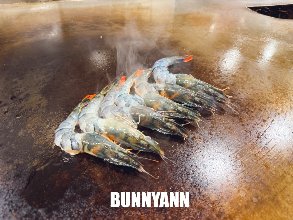 這家平價鐵板燒太會了，去骨雞腿排配剝殼草蝦，連湯品飲料都能喝到飽
