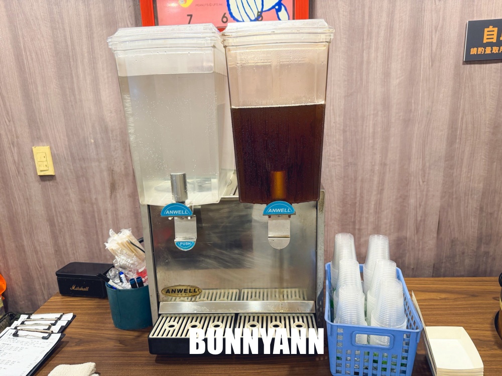 這家平價鐵板燒太會了，去骨雞腿排配剝殼草蝦，連湯品飲料都能喝到飽