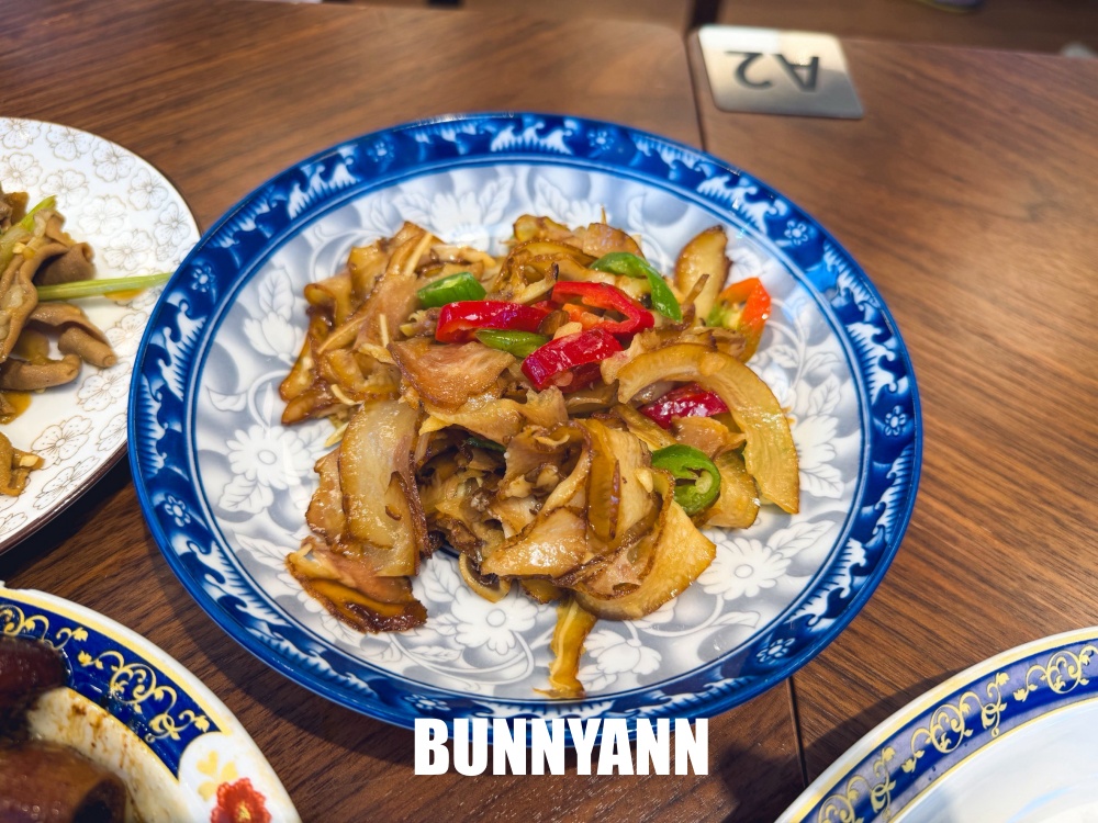 誰說豬腳飯只能吃粗飽，這家大碗到讓人傻眼，連白斬雞都值得點來吃