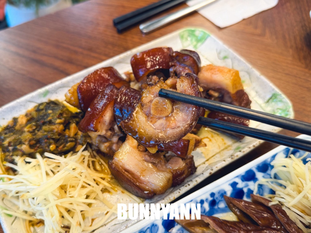 誰說豬腳飯只能吃粗飽，這家大碗到讓人傻眼，連白斬雞都值得點來吃