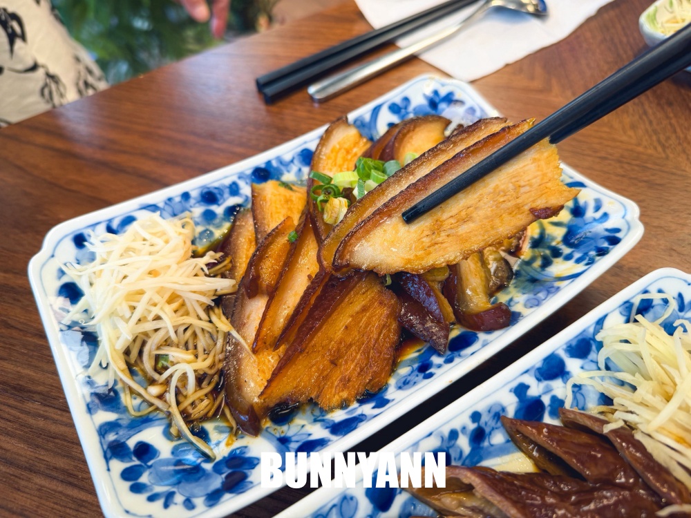 誰說豬腳飯只能吃粗飽，這家大碗到讓人傻眼，連白斬雞都值得點來吃