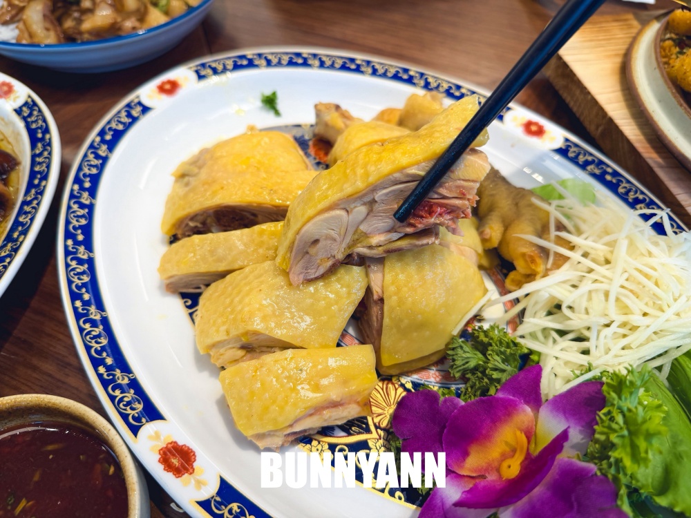 誰說豬腳飯只能吃粗飽，這家大碗到讓人傻眼，連白斬雞都值得點來吃