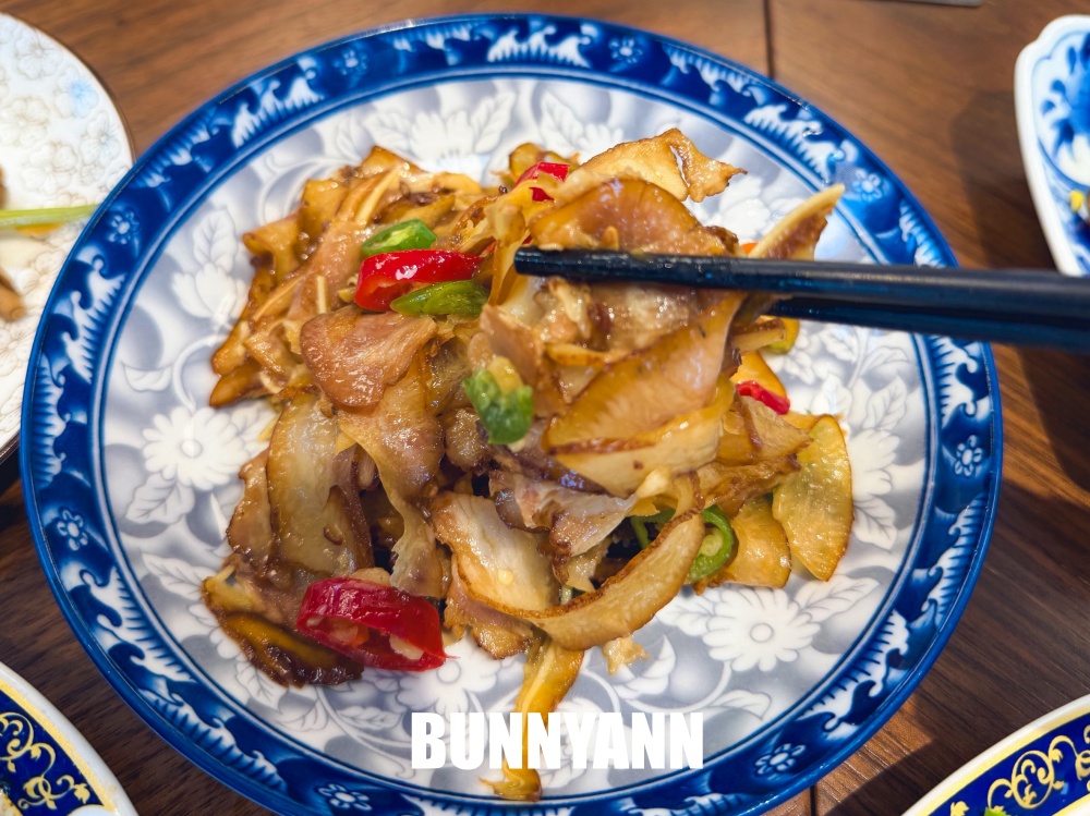 誰說豬腳飯只能吃粗飽，這家大碗到讓人傻眼，連白斬雞都值得點來吃