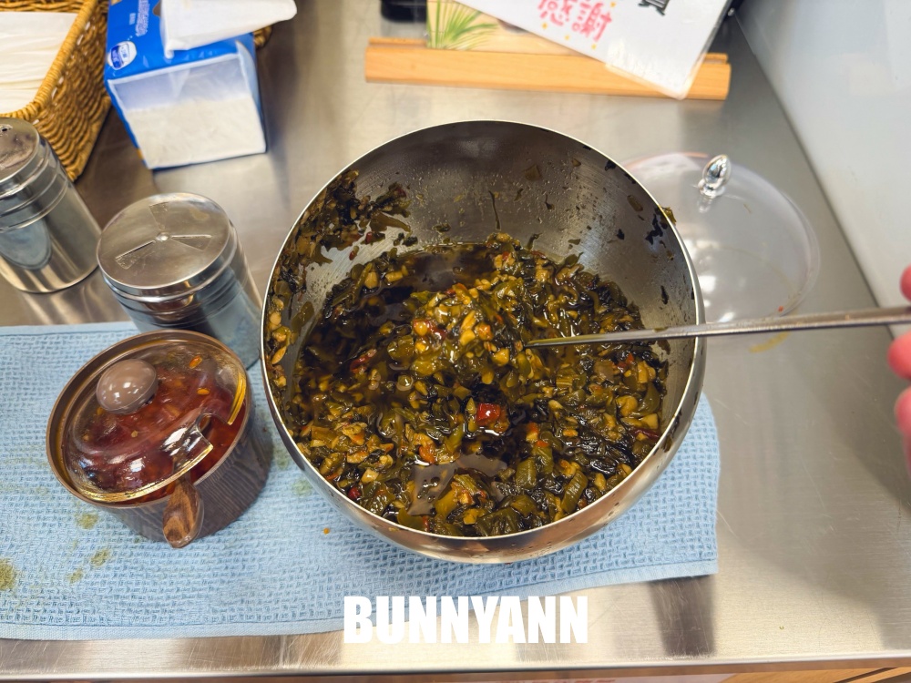 誰說豬腳飯只能吃粗飽，這家大碗到讓人傻眼，連白斬雞都值得點來吃