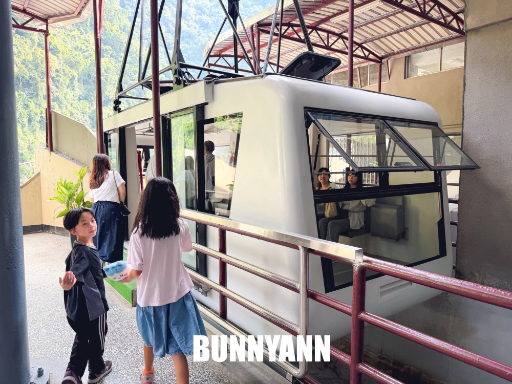 開車竟然到不了，搭空中巴士才進得去樂園，湖上划船生態步道一次玩