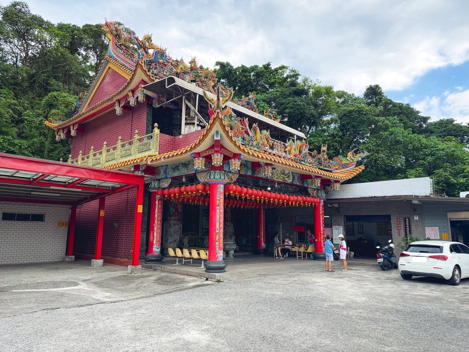 這次由神明請客，拜海神吃免費泡麵與冰淇淋，來過的人都說讚