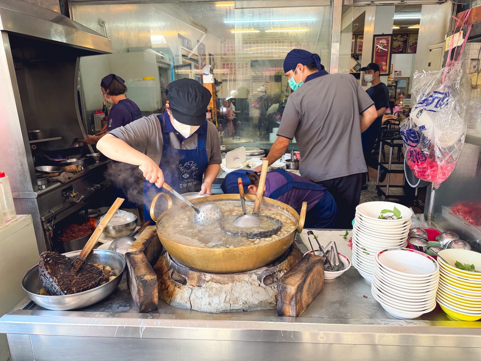 還很多人不知道，是牛肉湯老店餐廳，一碗不貴又好喝，還免費續湯真讚