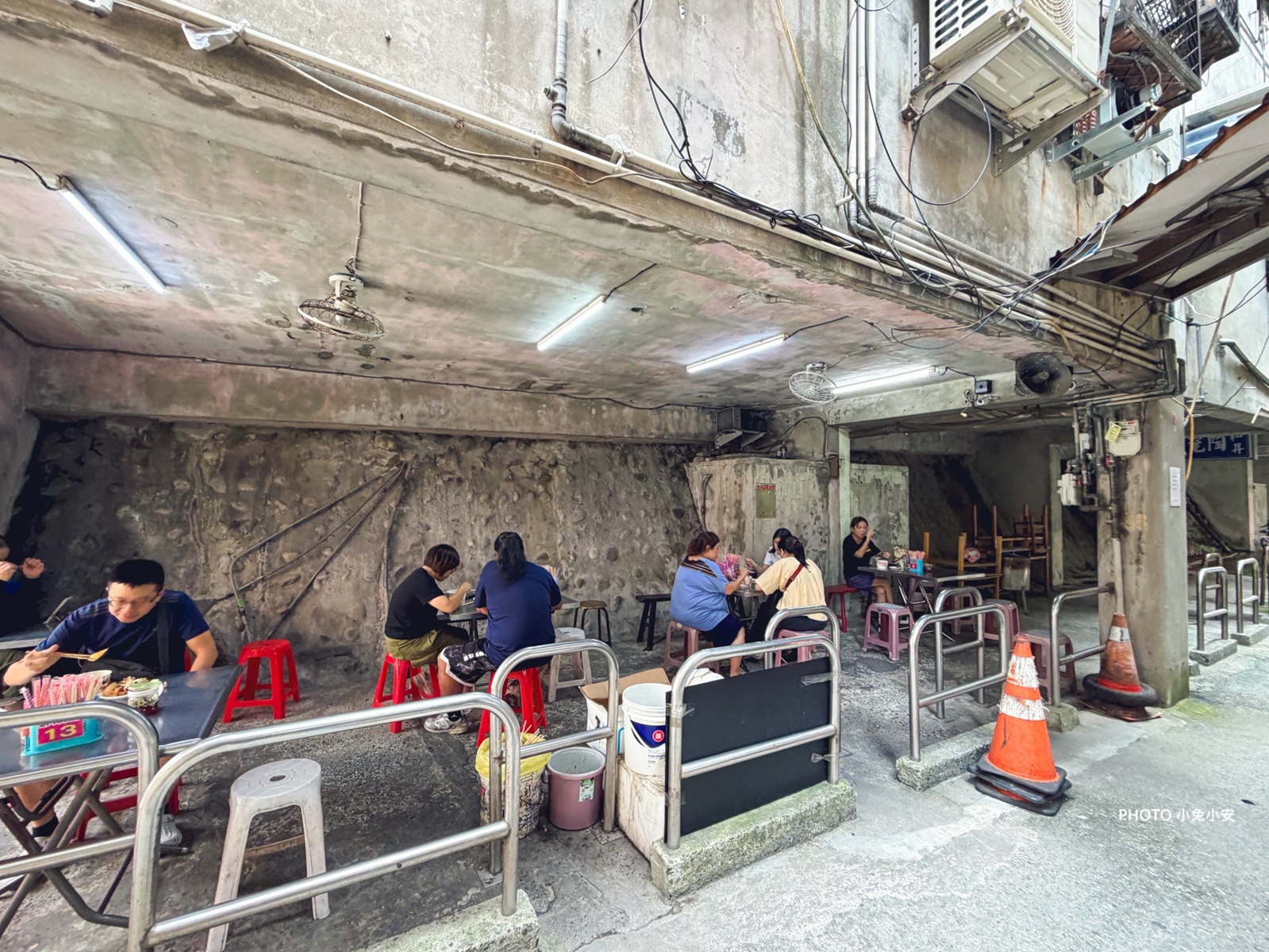 原本只想吃碗粿仔湯，結果50年老店整桌黑白切超澎湃，純米粿仔真的有夠Q