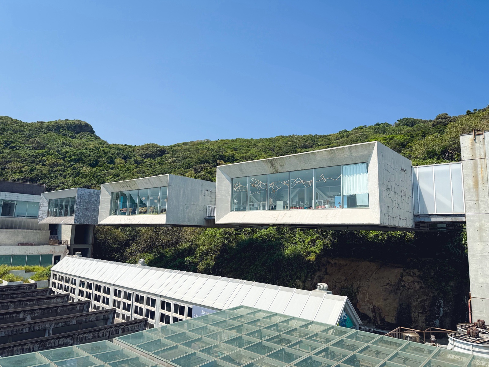 很多人不知道小隱茶庵，是懸浮空中的海景咖啡廳，高空視野超強！