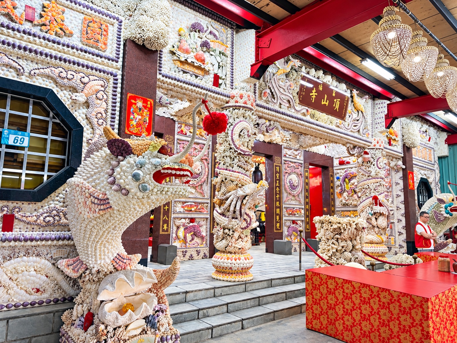 北海岸這座廟宇超低調，整座珊瑚貝殼打造免門票，十八羅漢隧道又奇幻好拍