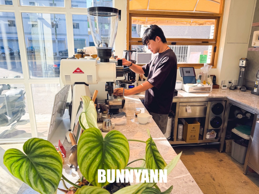 苗栗隱藏版玻璃屋咖啡，低消一杯咖啡待半天，奶泡拉花有夠美麗的！
