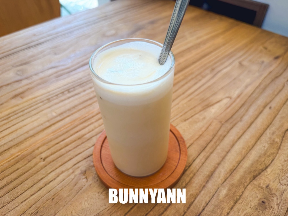 苗栗隱藏版玻璃屋咖啡，低消一杯咖啡待半天，奶泡拉花有夠美麗的！