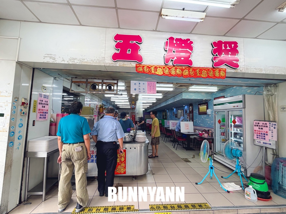 原本只是吃個滷肉飯，結果遇見四十年豬腳店，滷肉飯肥瘦剛好真讚