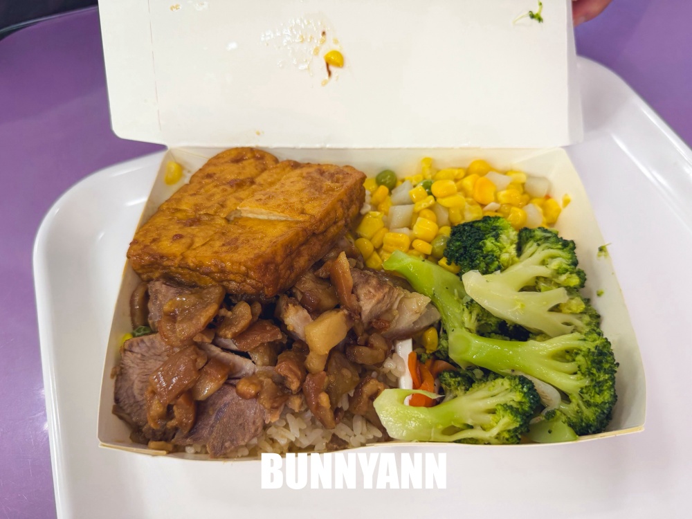 原本只是吃個滷肉飯，結果遇見四十年豬腳店，滷肉飯肥瘦剛好真讚
