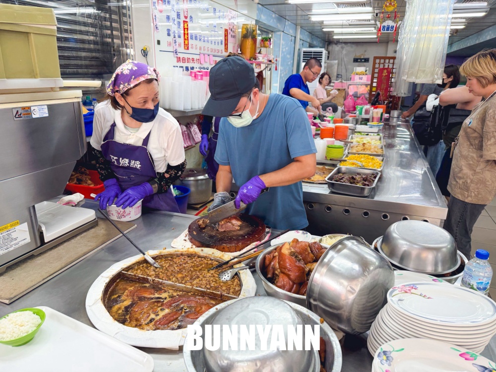 原本只是吃個滷肉飯，結果遇見四十年豬腳店，滷肉飯肥瘦剛好真讚