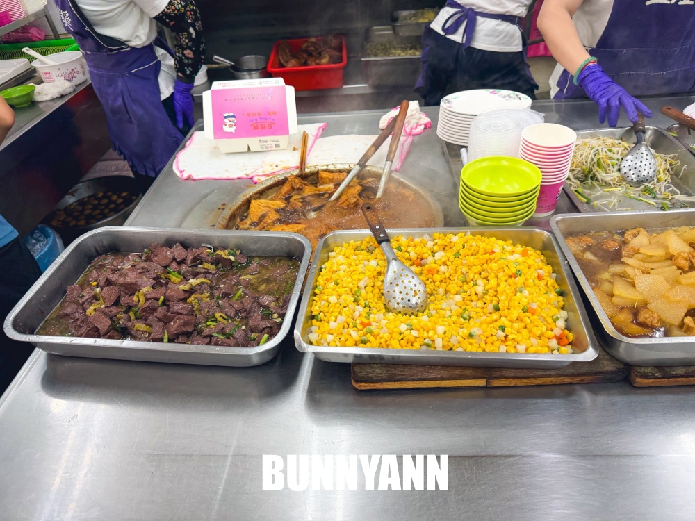 原本只是吃個滷肉飯，結果遇見四十年豬腳店，滷肉飯肥瘦剛好真讚