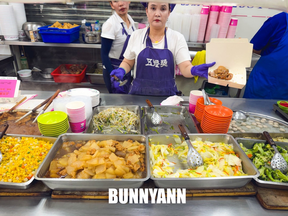 原本只是吃個滷肉飯，結果遇見四十年豬腳店，滷肉飯肥瘦剛好真讚