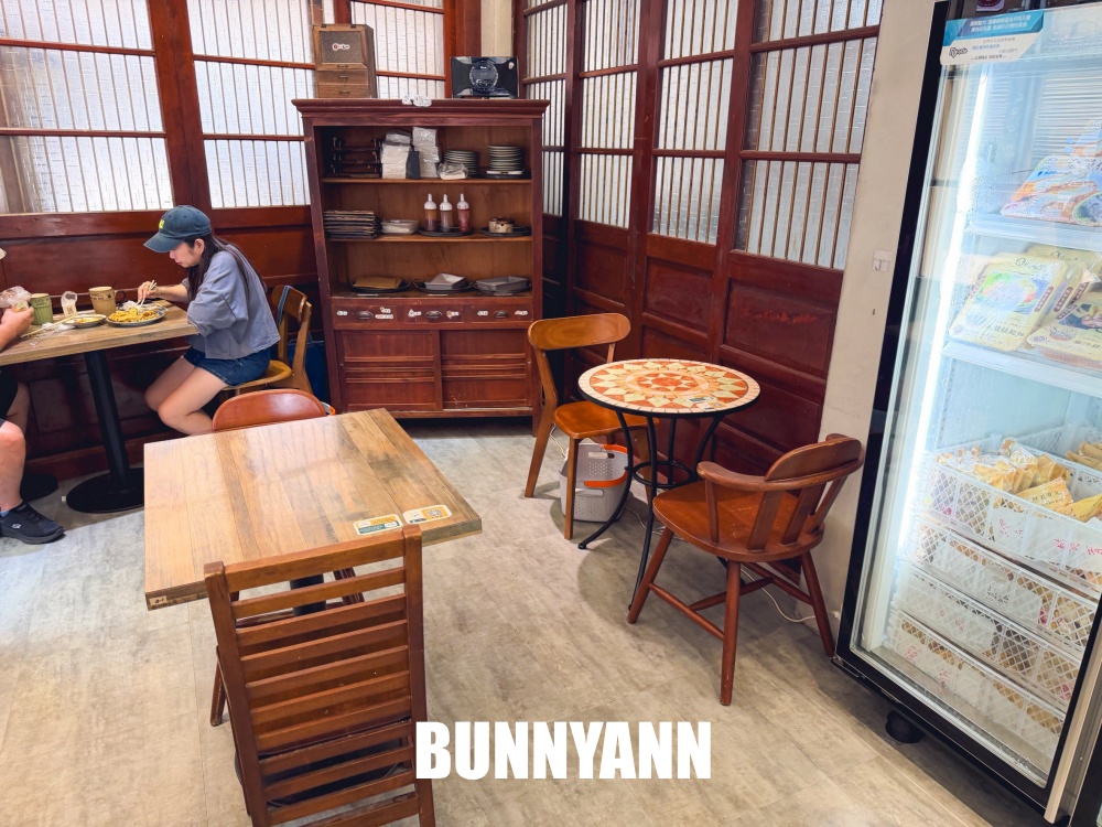 鶯歌這巷弄早午餐超低調，巨無霸三劍客漢堡竟然限量供應，復古老宅又美麗好拍