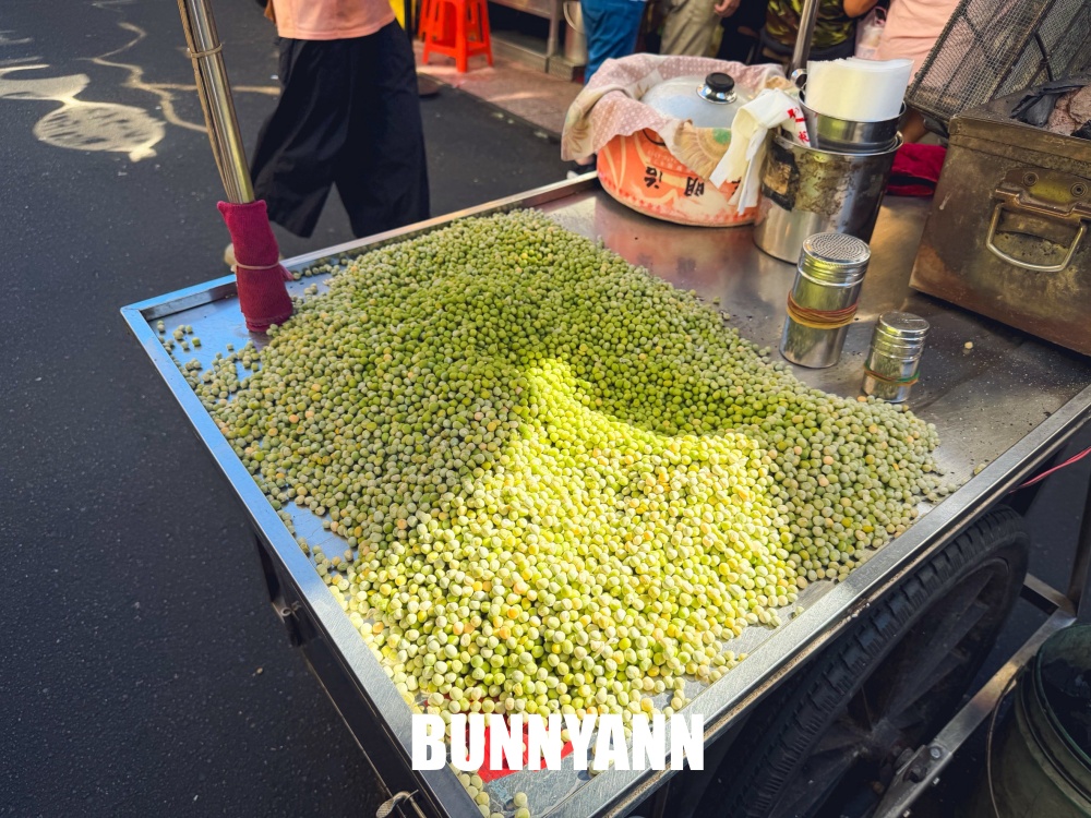很多人不知道，是古早味炭烤碗豆，一包50元超涮嘴，吃了會放臭屁喔