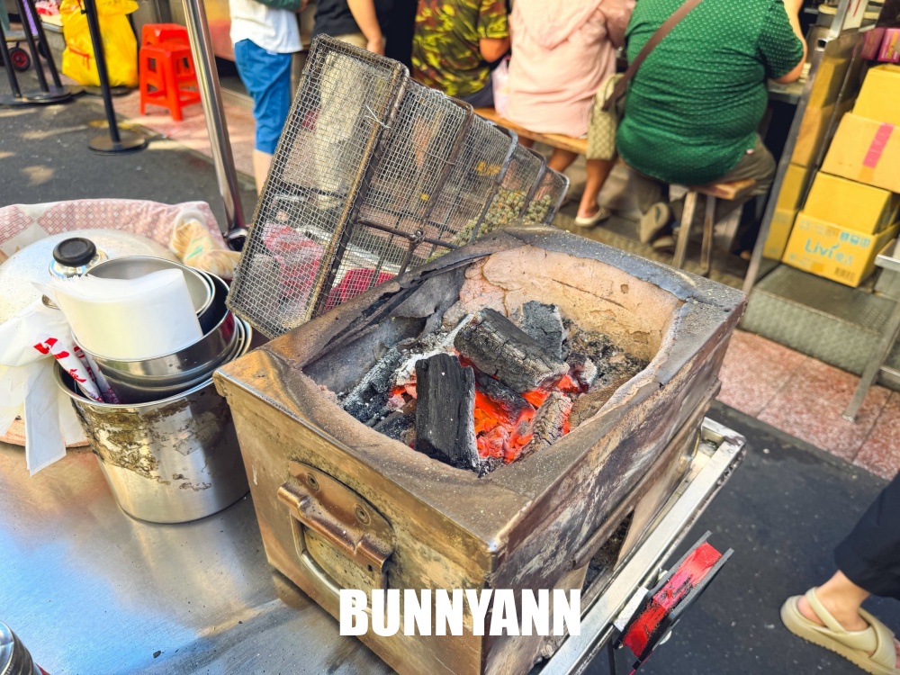 很多人不知道，是古早味炭烤碗豆，一包50元超涮嘴，吃了會放臭屁喔