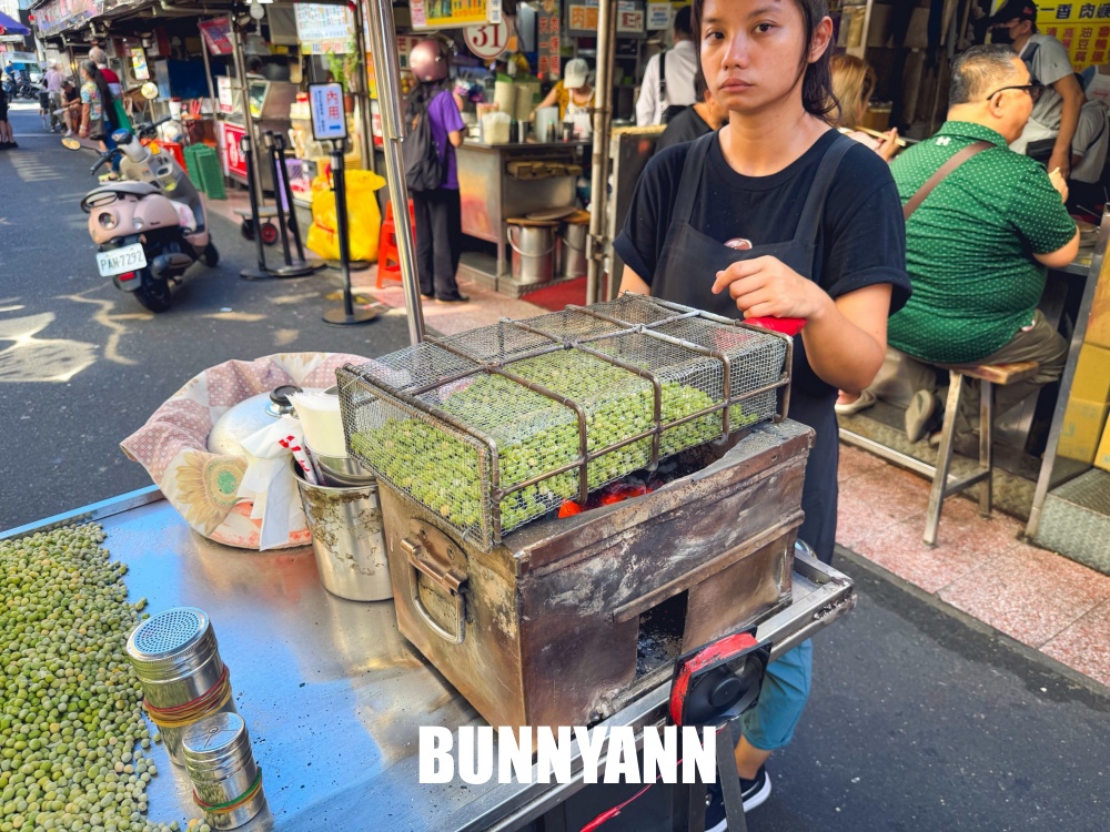 很多人不知道，是古早味炭烤碗豆，一包50元超涮嘴，吃了會放臭屁喔