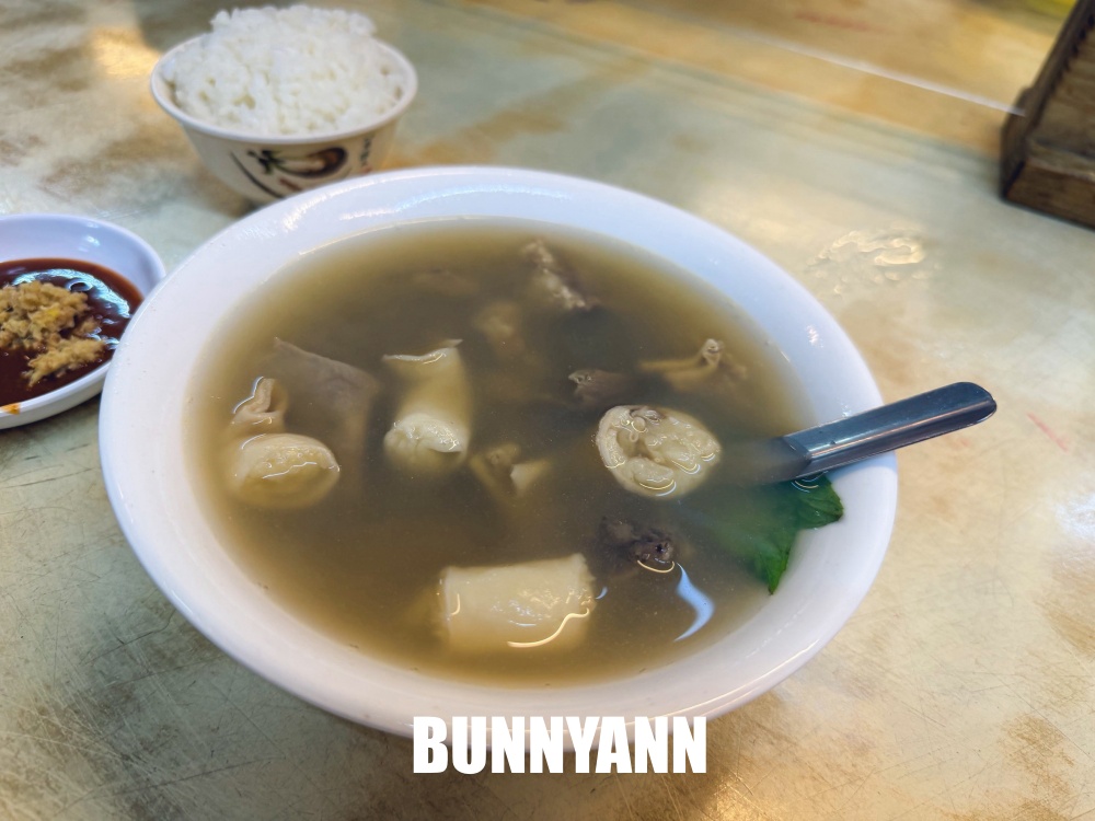 還很多人不知道，是牛肉湯老店餐廳，一碗不貴又好喝，還免費續湯真讚