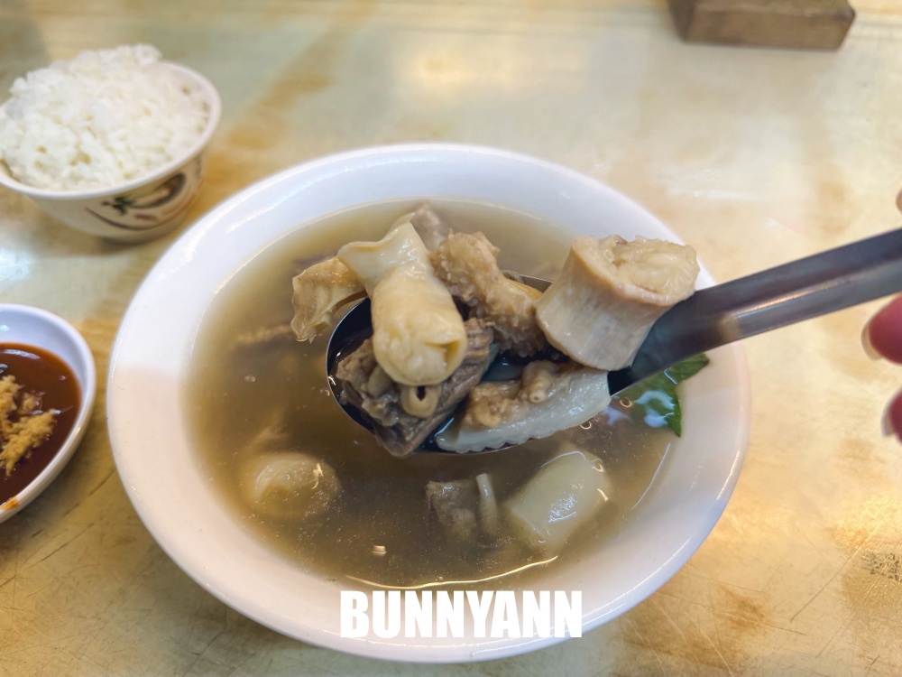 還很多人不知道，是牛肉湯老店餐廳，一碗不貴又好喝，還免費續湯真讚