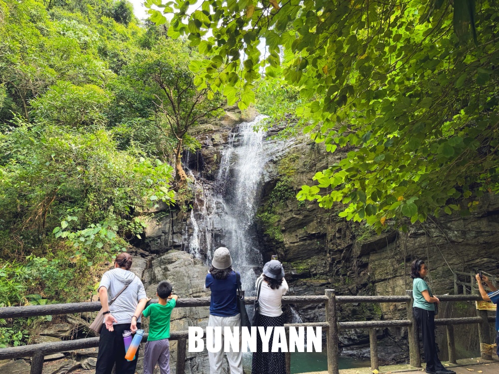 原本以為太遠沒人，結果山澗瀑布美到無法忘懷，連溪畔涼亭都有保留下！