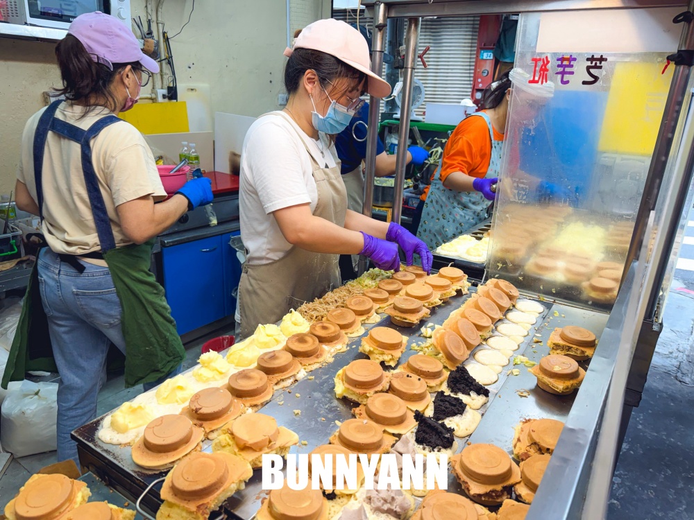 原本只想買一顆解饞，結果巨無霸紅豆餅超有份量，內餡多到快滿出來