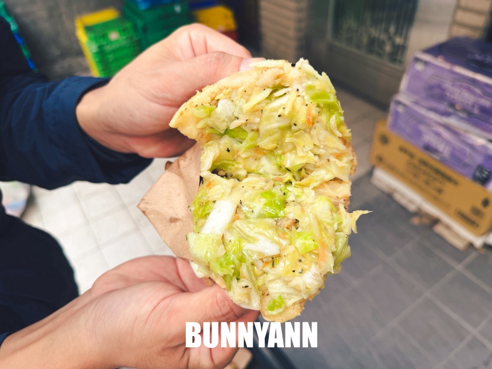 原本只想買一顆解饞,結果巨無霸紅豆餅超有份量,內餡多到快滿出來 原本只想買一顆解饞,結果巨無霸紅豆餅超有份量,內餡多到快滿出來