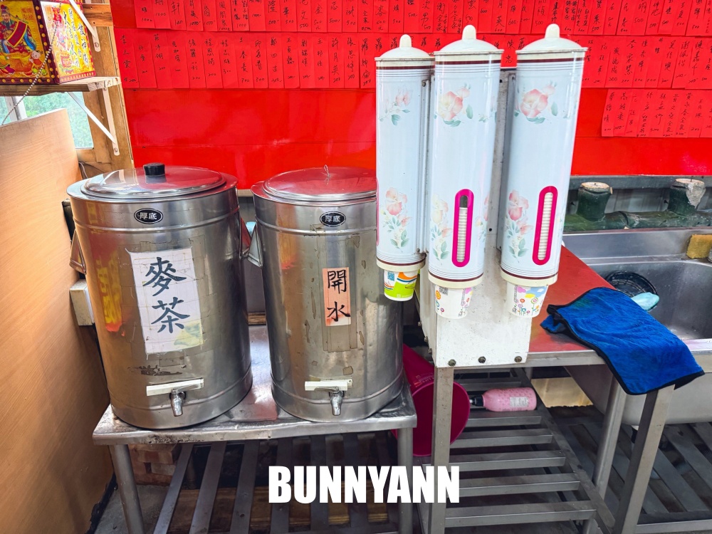 北海岸這座廟宇超低調，整座珊瑚貝殼打造免門票，十八羅漢隧道又奇幻好拍