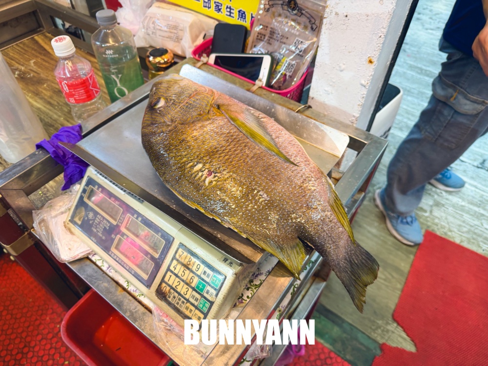 漁港邊很低調，就是放流海產餐廳，兩百元吃四十片生魚片，鮮魚湯也是主打