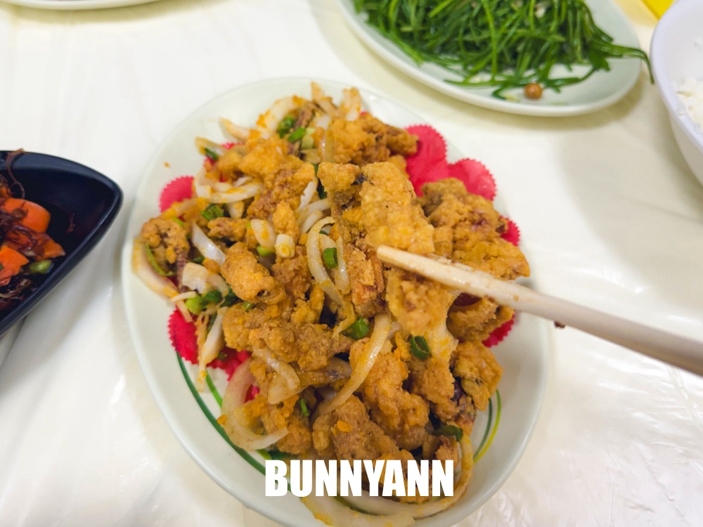 漁港邊很低調，就是放流海產餐廳，兩百元吃四十片生魚片，鮮魚湯也是主打