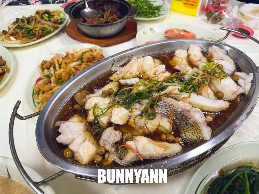 漁港邊很低調，就是放流海產餐廳，兩百元吃四十片生魚片，鮮魚湯也是主打