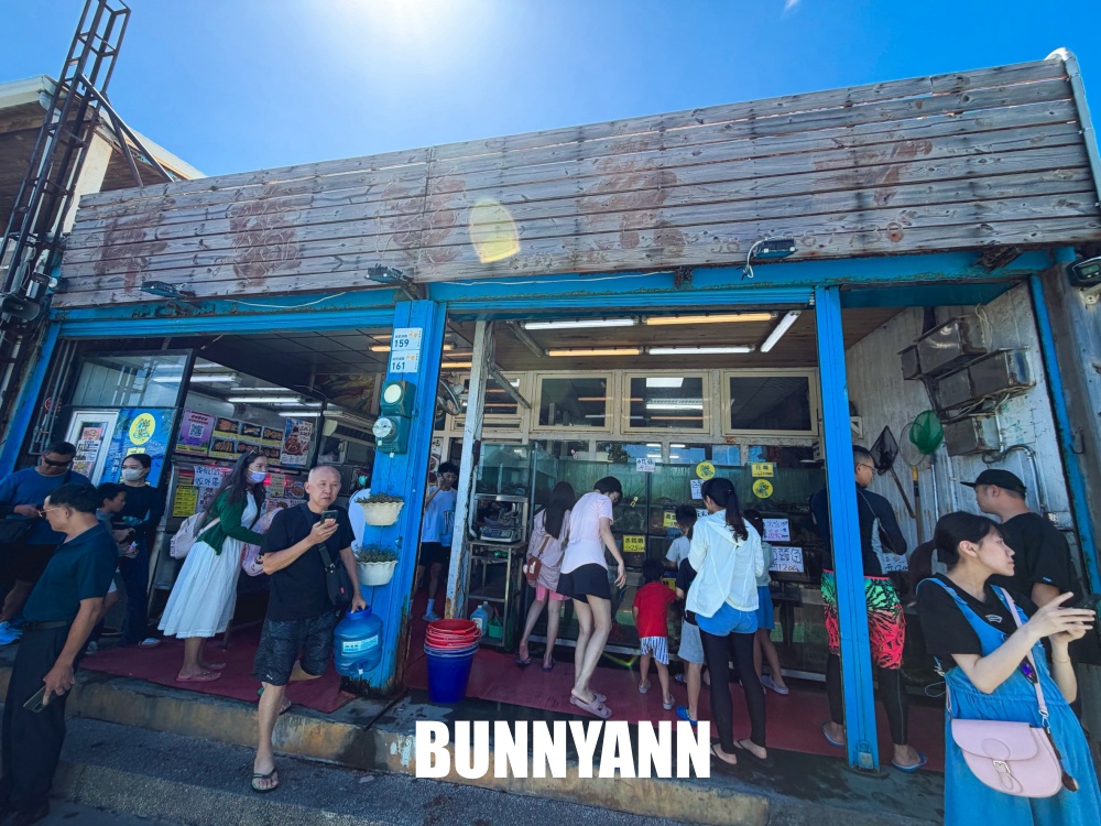 漁港邊很低調，就是放流海產餐廳，兩百元吃四十片生魚片，鮮魚湯也是主打