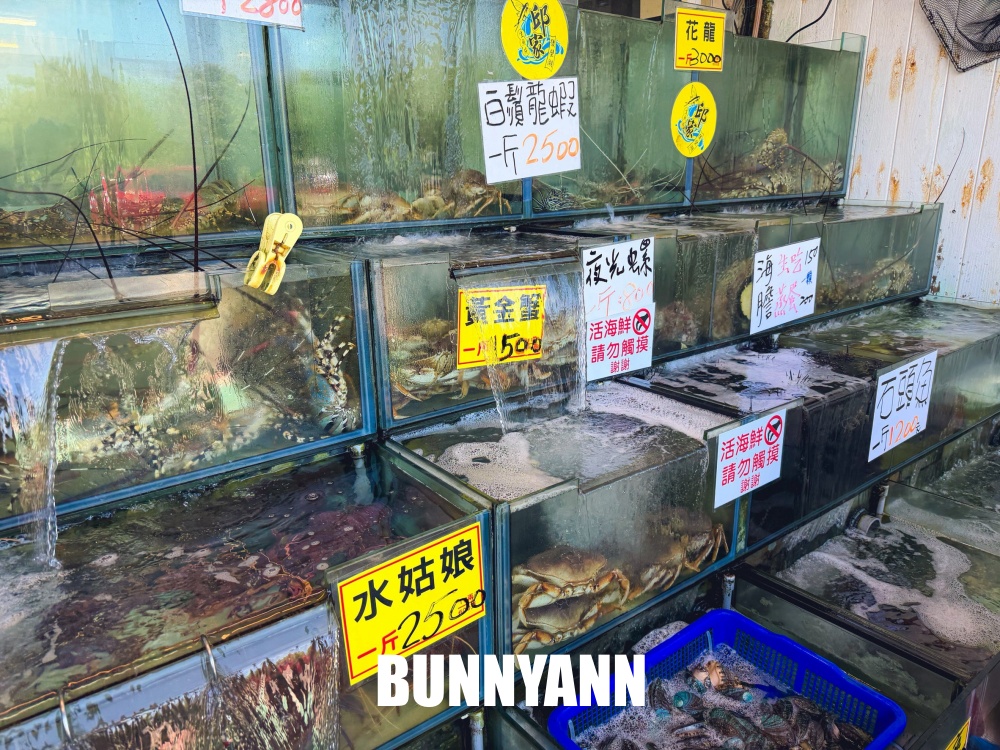 漁港邊很低調，就是放流海產餐廳，兩百元吃四十片生魚片，鮮魚湯也是主打
