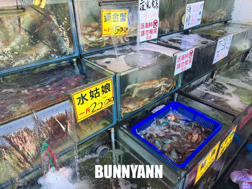 漁港邊很低調，就是放流海產餐廳，兩百元吃四十片生魚片，鮮魚湯也是主打