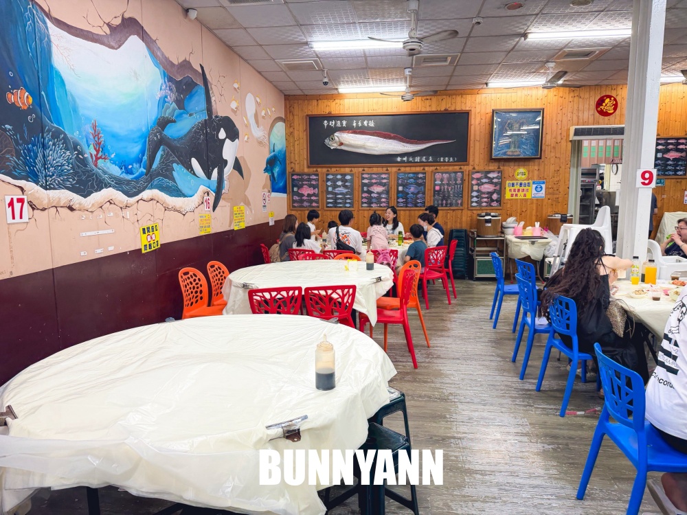 漁港邊很低調，就是放流海產餐廳，兩百元吃四十片生魚片，鮮魚湯也是主打