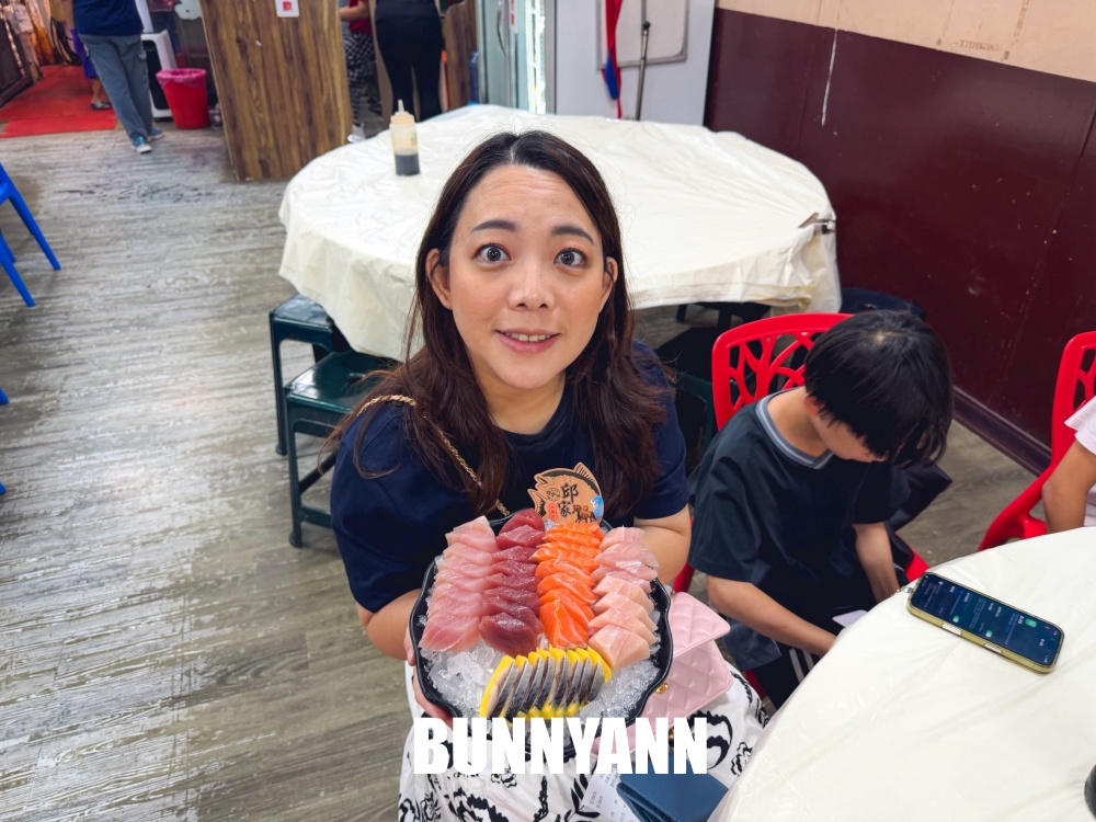 漁港邊很低調，就是放流海產餐廳，兩百元吃四十片生魚片，鮮魚湯也是主打
