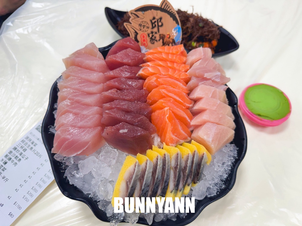 漁港邊很低調，就是放流海產餐廳，兩百元吃四十片生魚片，鮮魚湯也是主打